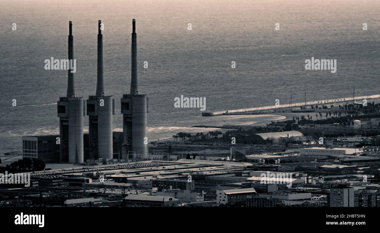 Una foto in scala di grigi della centrale termica di Sant Adria de Besos a Barcellona, Spagna Foto Stock