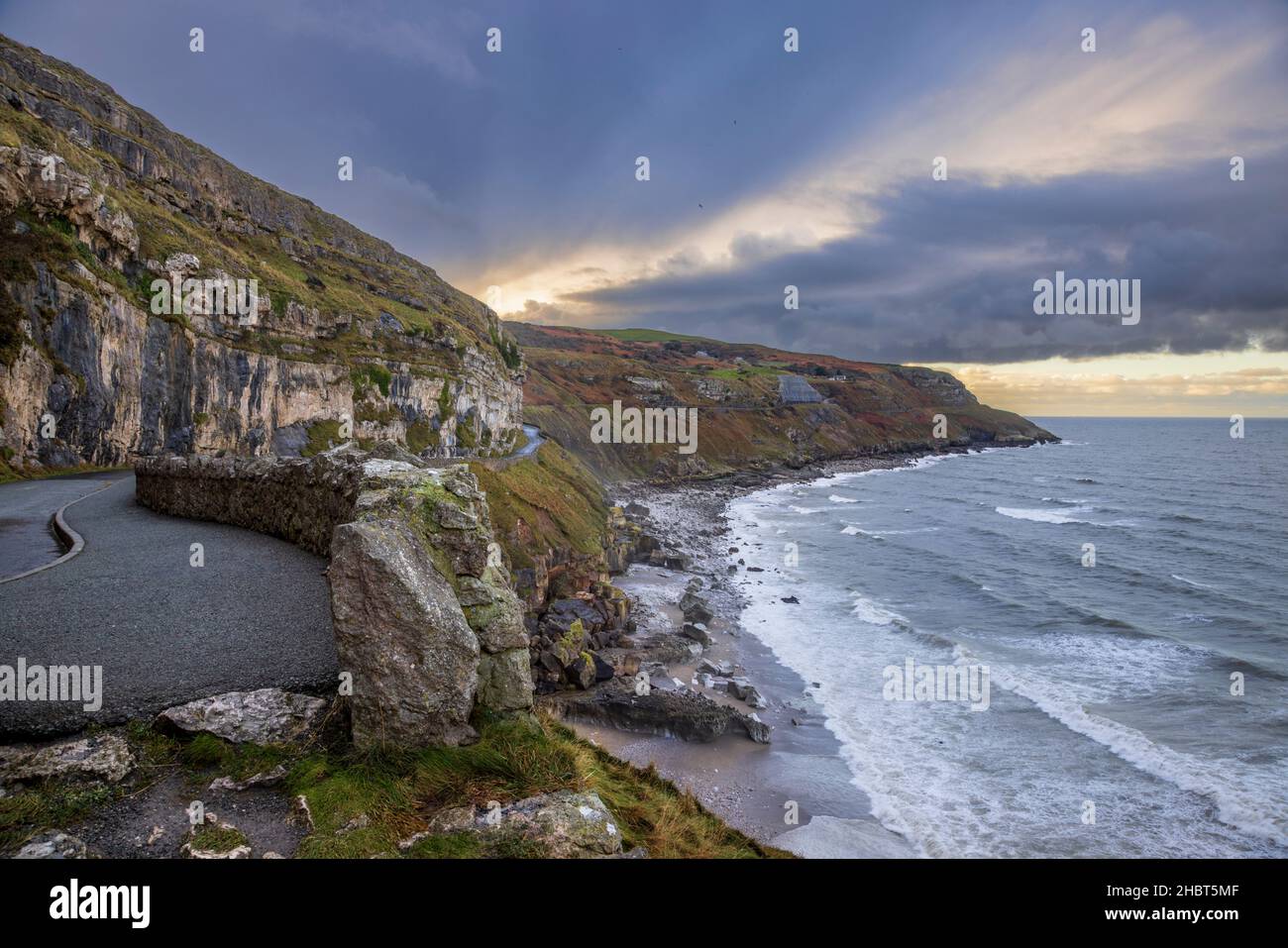 La costa di Great Orme da Marine Drive in inverno, Llandudno, Galles del Nord Foto Stock