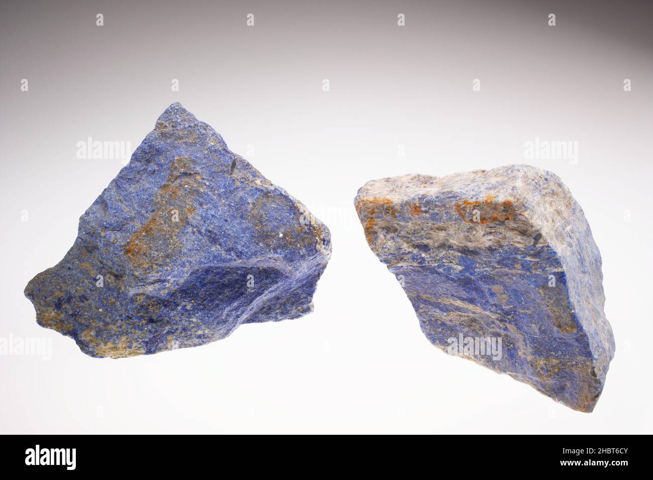 Primo piano di Royal blue lapis lazuli, una gemma semi-preziosa. La gemma era molto apprezzata dagli antichi sovrani babilonesi ed egiziani. Oggi, i minatori recuperano la gemma solo da pochi depositi in tutto il mondo. Un sito importante si trova nell'aspra Valle di Kokcha nel nord dell'Afghanistan Foto Stock