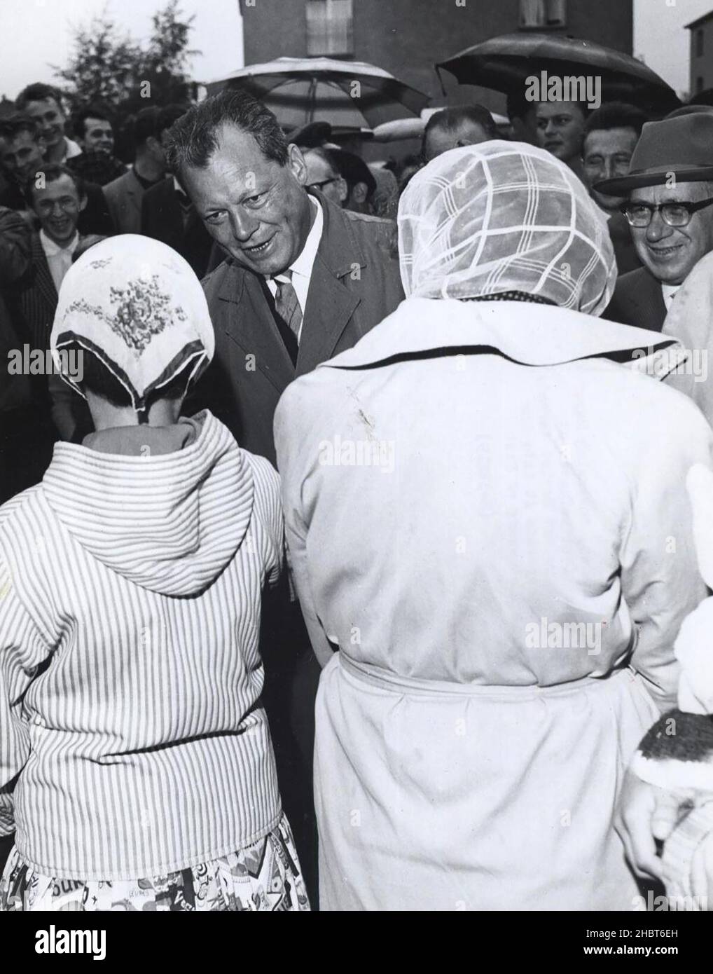 Willi Brandt, sindaco di Berlino Ovest, parla ai rifugiati che fuggirono dalla zona Est nel luglio 1961 dopo che l'Unione Sovietica minacciò di chiudere la città Foto Stock