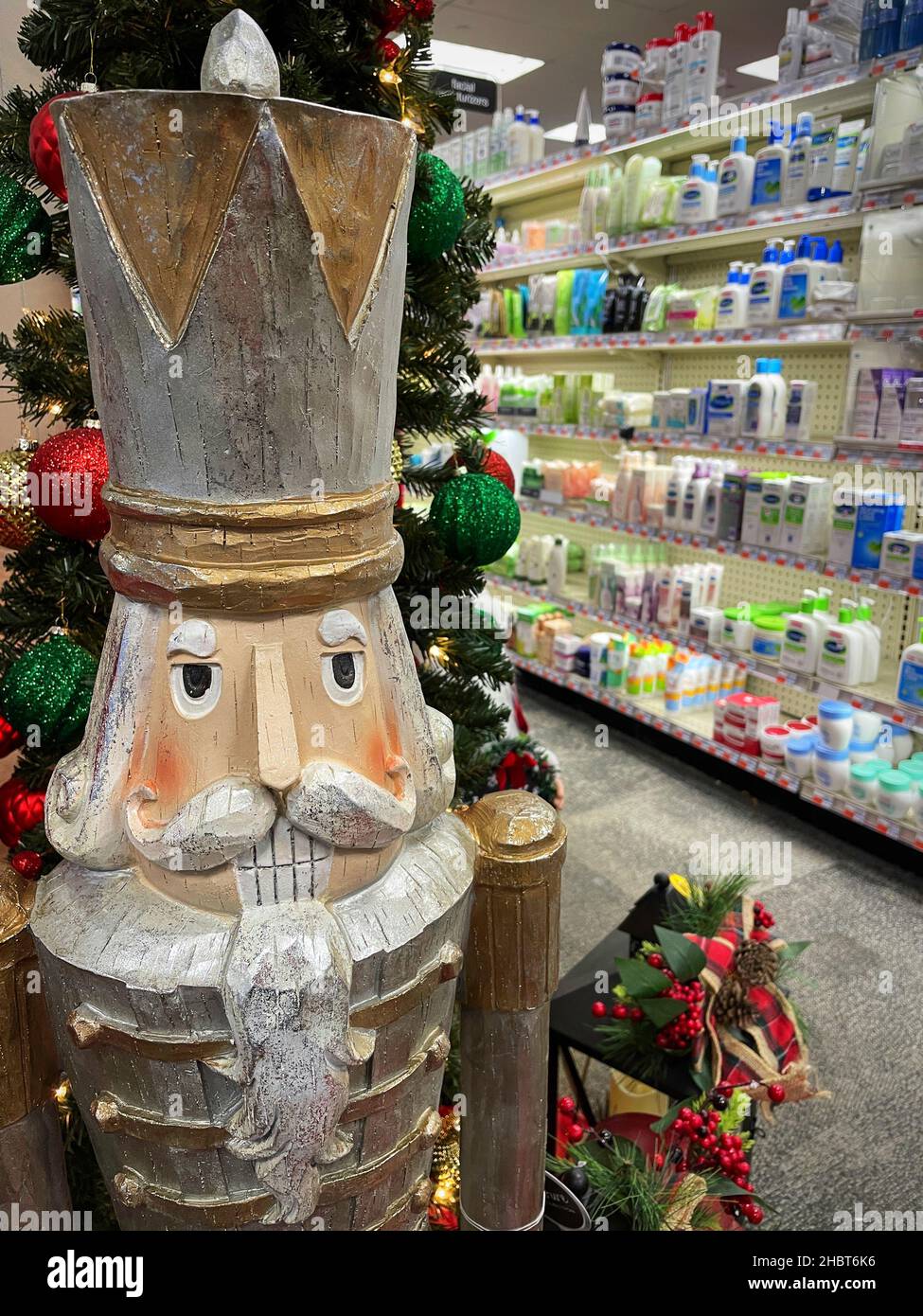 Holiday Display in CVS Drugstore and Pharmacy, NYC, USA Foto Stock