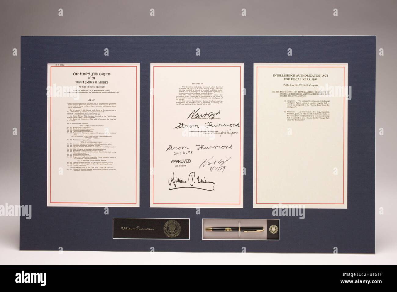 L'Intelligence Authorization Act for Fiscal Year 1999 specifica che il compound della sede centrale della CIA deve essere nominato dall'ex direttore dell'intelligence centrale e dal presidente George H. W. Bush. Questa è la legislazione e il presidente della penna William Clinton ha usato per firmarla Foto Stock