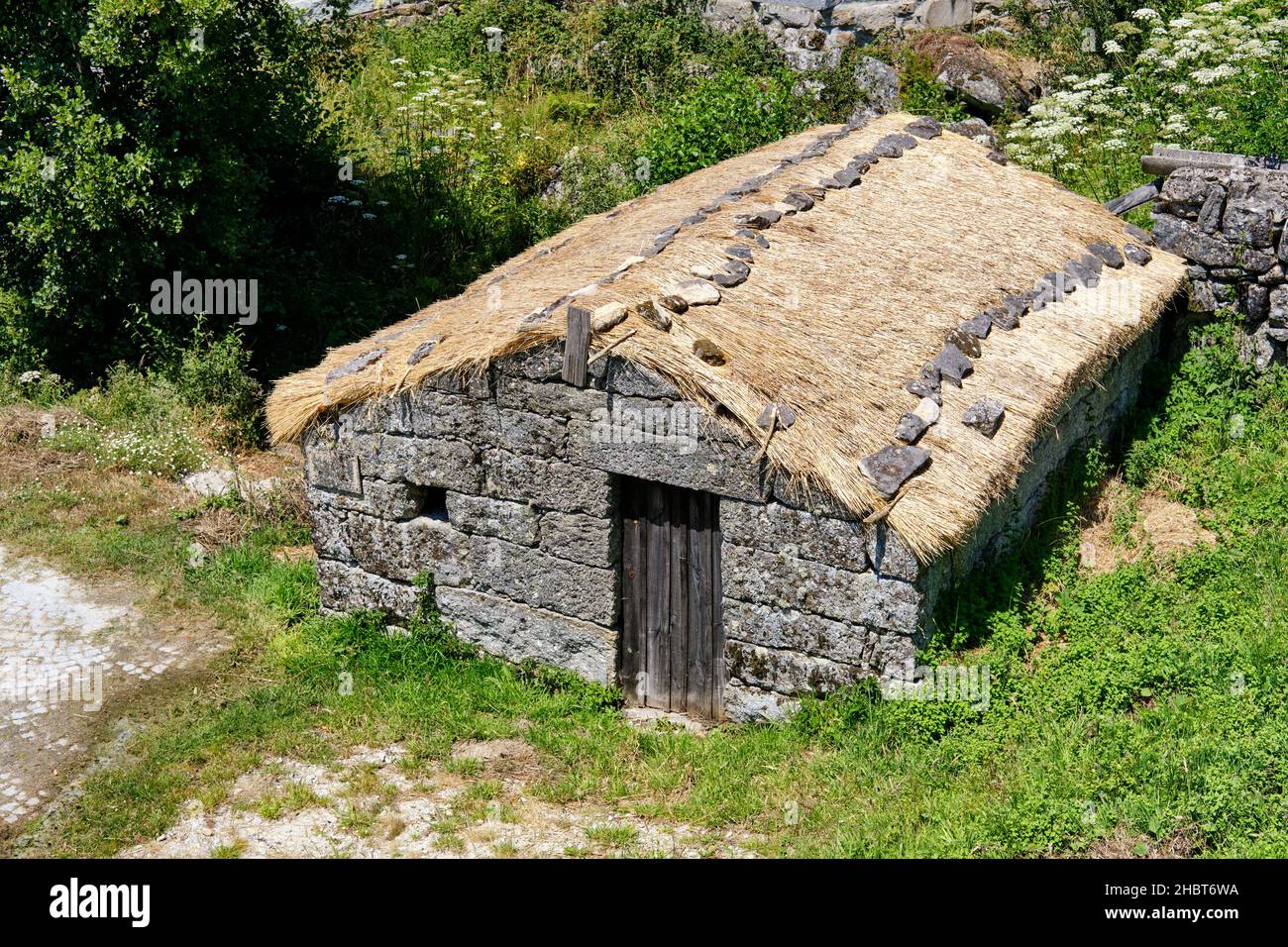 Vecchio mulino ad acqua con tetto di fieno a Mezio, serra de Montemuro. Beira alta, Portogallo Foto Stock