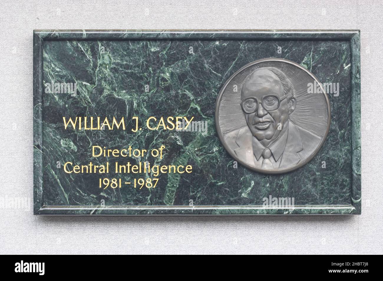Sulla parete nord della lobby del nuovo edificio sede centrale della CIA si trova una targa che celebra il defunto direttore dell'Intelligence Centrale William J. Casey ca. 8 marzo 2011 Foto Stock