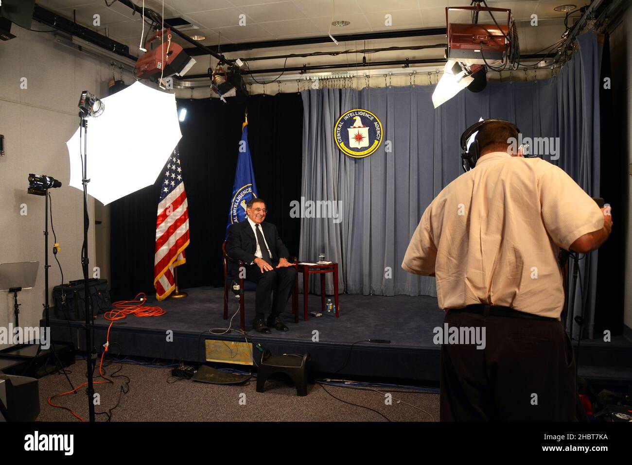 In uno studio presso la sede centrale della CIA il 3 maggio 2011, il direttore della CIA Leon E. Panetta dà un'intervista televisiva sull'operazione che ha ucciso Osama Bin Laden Foto Stock