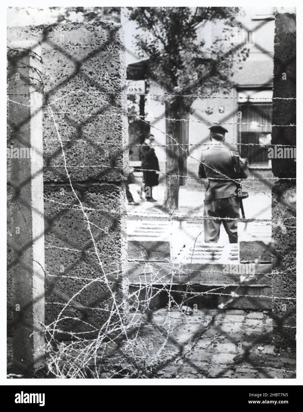 10 ottobre 1961. I pedoni di Berlino Est sguardo ai soldati della Germania Est vicino all'angolo di Heidelbergerstrasse e Elsenstrasse Foto Stock