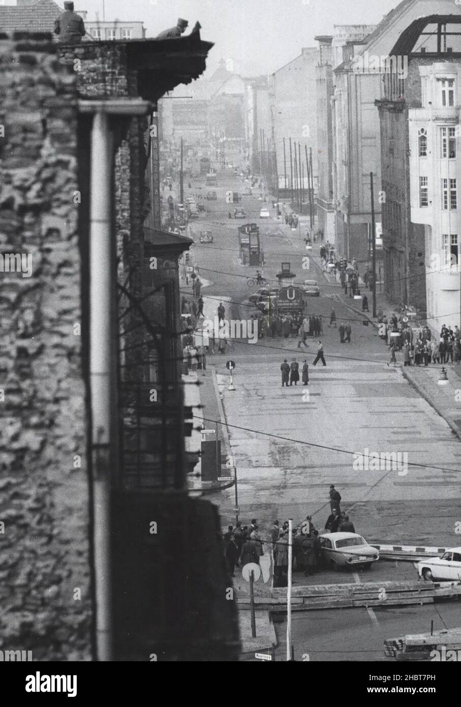 26 ottobre 1961. I soldati della Germania orientale a Checkpoint Charlie fermano un'auto che porta diplomatici statunitensi a Berlino Est Foto Stock