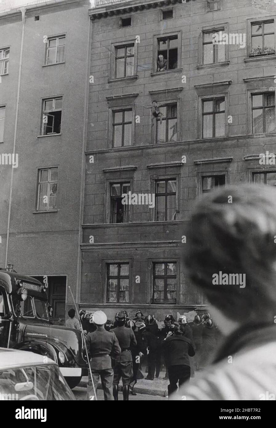 7 ottobre 1961. Michael Finder, di quattro anni della Germania orientale, viene inserito da suo padre in una rete detenuta dai residenti oltre il confine a Berlino ovest. Il padre, Willy Finder, si prepara a fare il salto se stesso Foto Stock