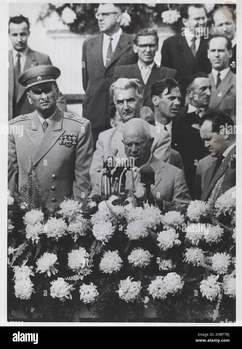 Agosto 1957. Nikita Khrushchev, primo Segretario del Partito Comunista dell'Unione Sovietica, parla ai lavoratori di Berlino Est della fratellanza sovietica-tedesca Foto Stock