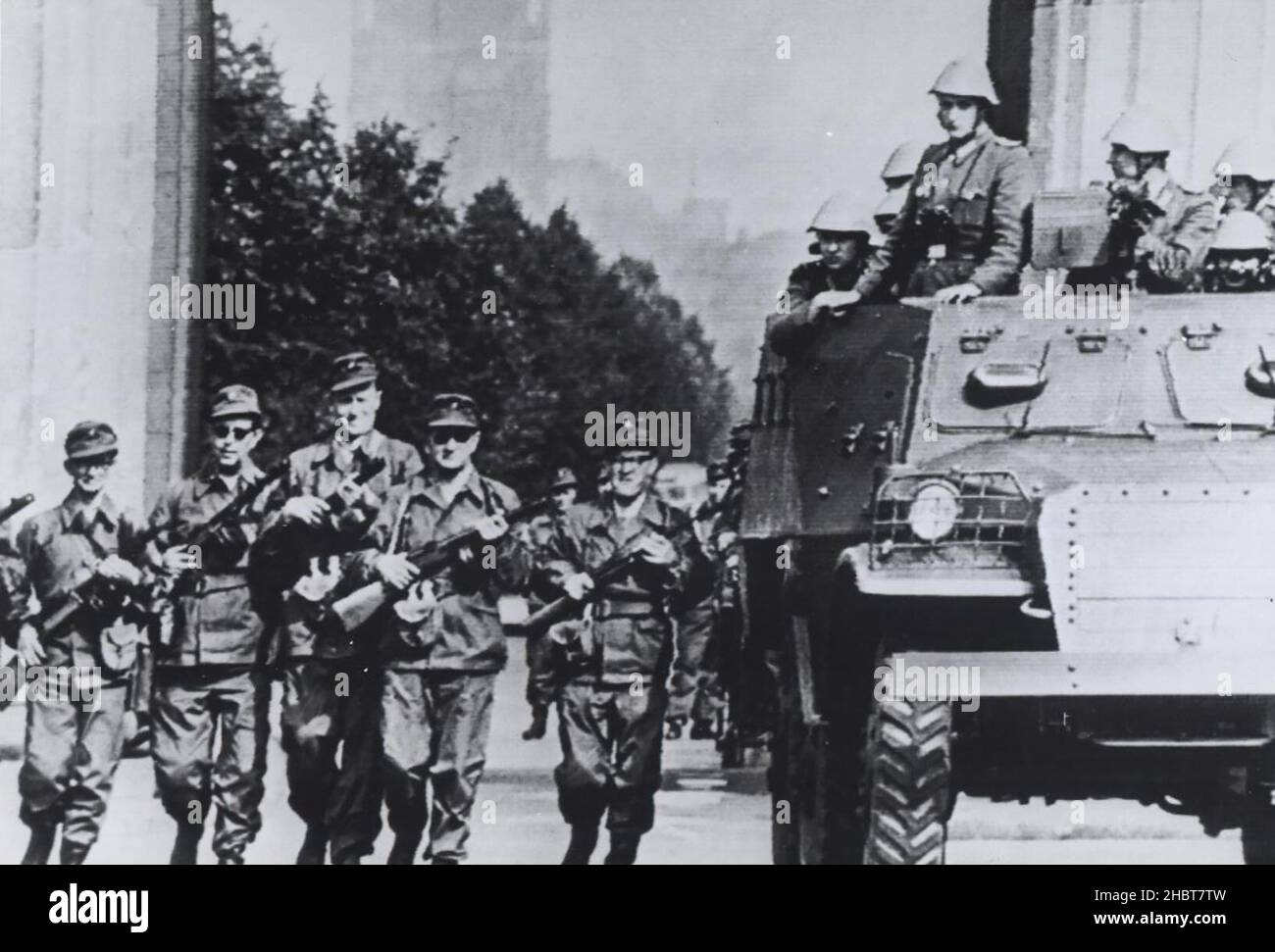 Fine agosto 1961. L'Esercito della Germania orientale stabilisce dei blocchi stradali alla porta di Brandeburgo Foto Stock