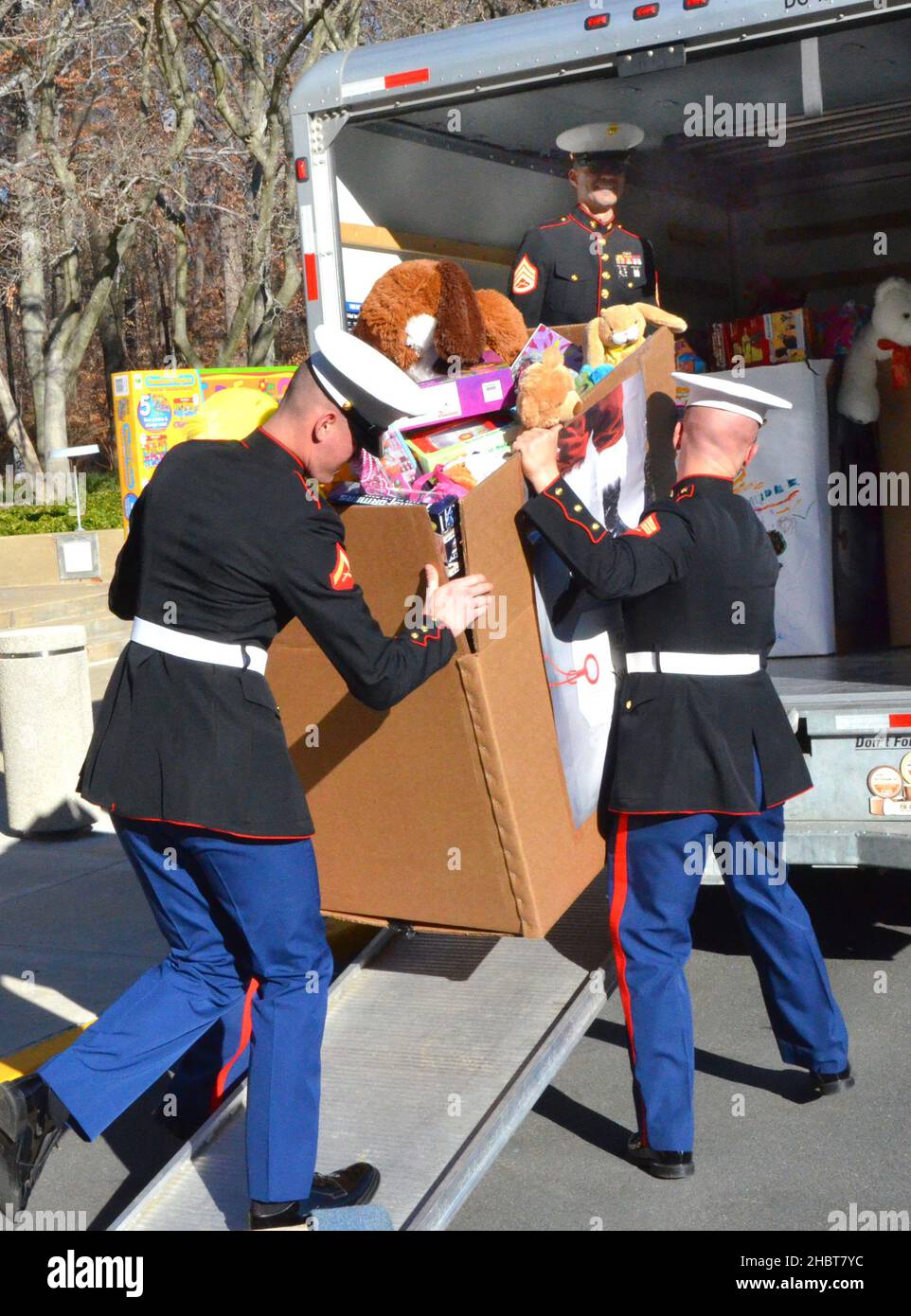 Marines del programma Quantico Marines base Toys for Tots caricare donazioni CIA su camion ca. 14 dicembre 2012 Foto Stock