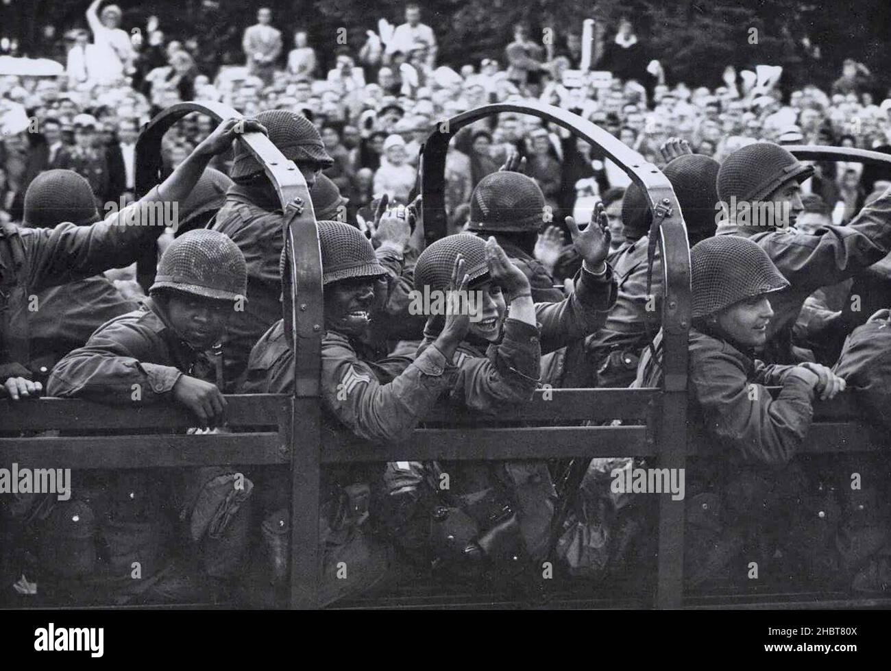 20 agosto 1961. I berlinesi occidentali accolgono con favore l'arrivo dei rinforzi americani dal primo gruppo di Battaglia, 18th Army, U. S. Infantry Foto Stock
