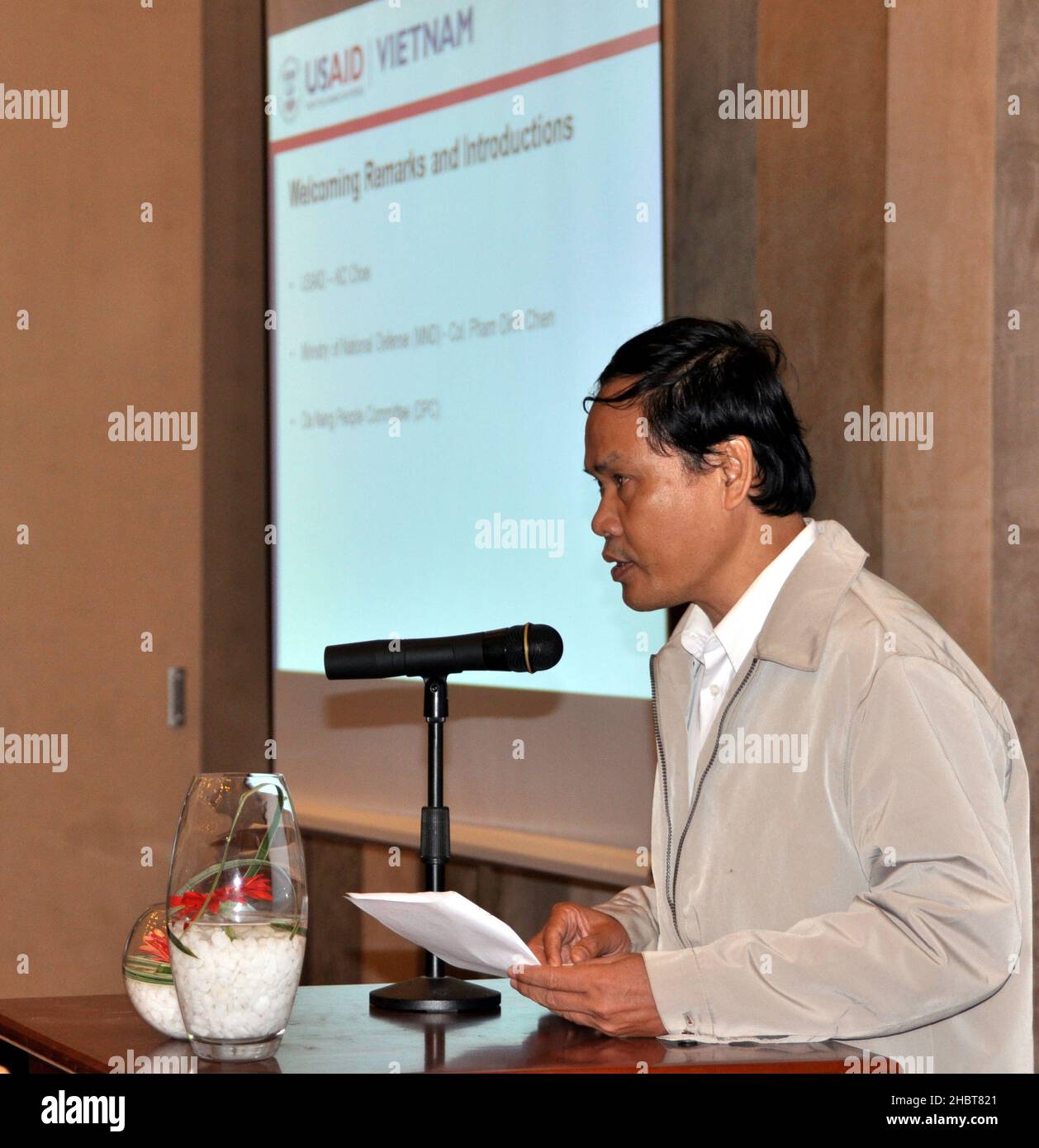 2010s Vietnam: Il sig. Nguyen Dinh Anh, vice direttore del Dipartimento Danang delle risorse naturali e dell'ambiente, si occupa del Danang Stakeholder Meeting ca. 23 gennaio 2013 Foto Stock