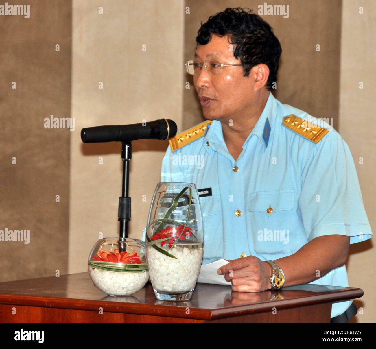 2010s Vietnam: Il Colon. Pham Dinh Chien, capo della Divisione Scienza, tecnologia e ambiente del comando delle forze aeree di difesa aerea del Ministero della Difesa Nazionale, si è recato al Danang Stakeholder Meeting ca. 23 gennaio 2013 Foto Stock