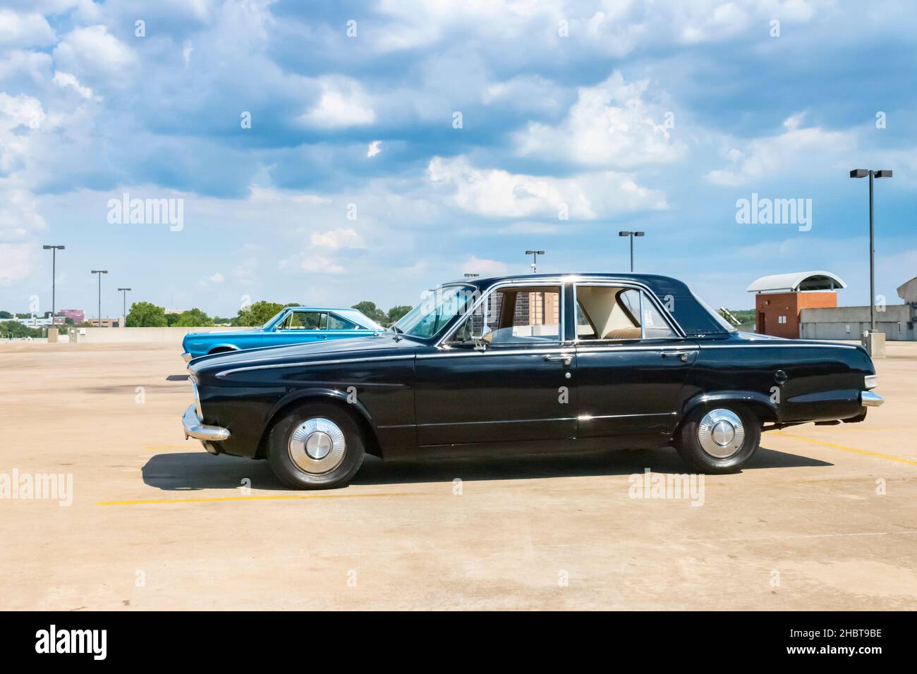 Black 1963 vintage Plymouth Valiant auto d'epoca parcheggiata sul tetto di un parcheggio a più piani a Memphis Tennessee Foto Stock