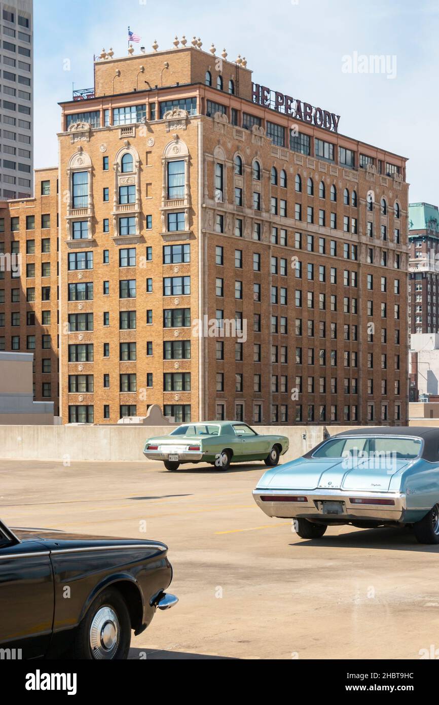 Blue Green 1968 Buick Skylark coupé e Green 1971 Ford Galaxie 500 auto d'epoca parcheggiata sul tetto di un parcheggio auto a più piani a Memphis Tennessee Foto Stock