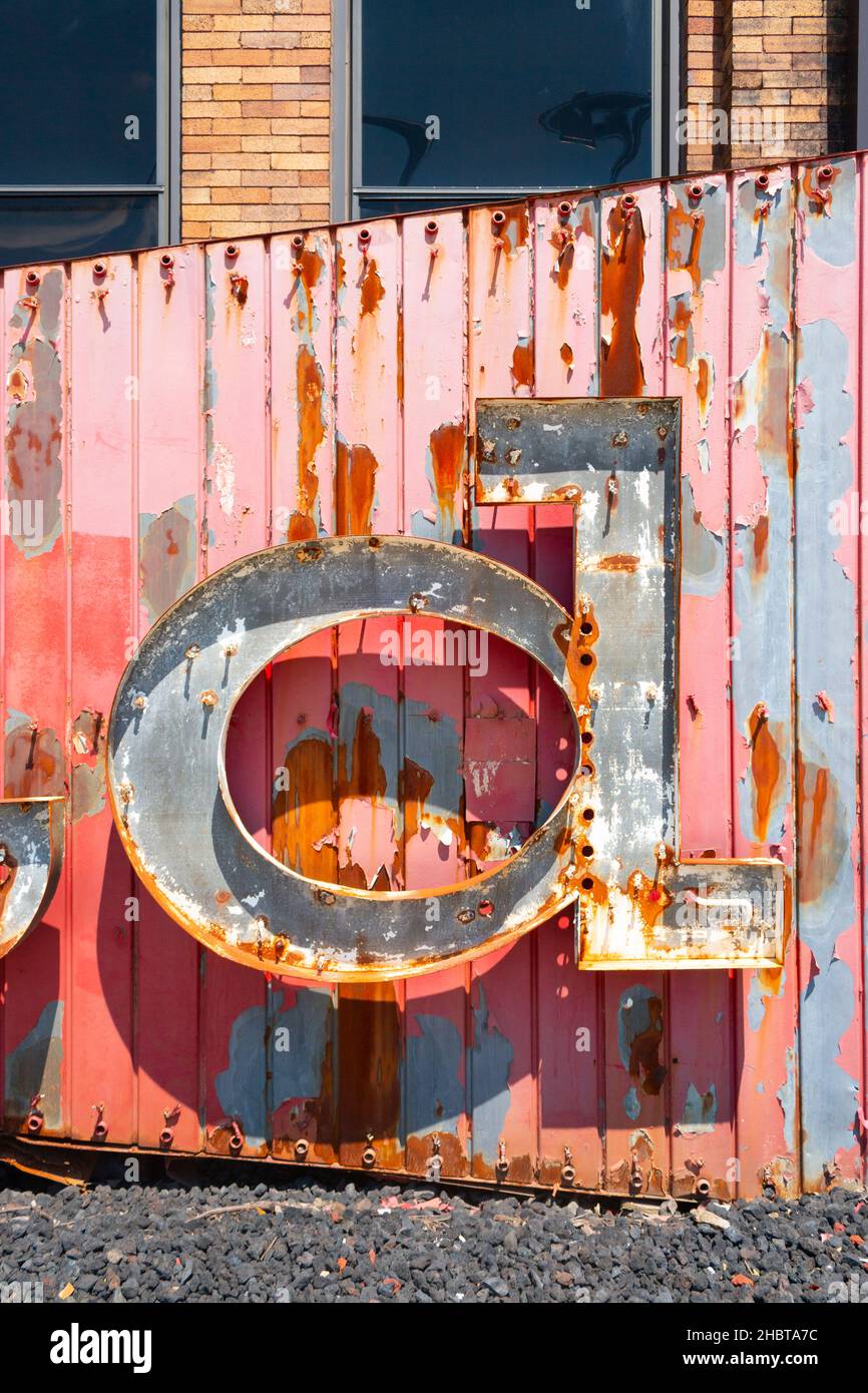 vecchio segno con lettera rossa in metallo lettera minuscola d Foto Stock