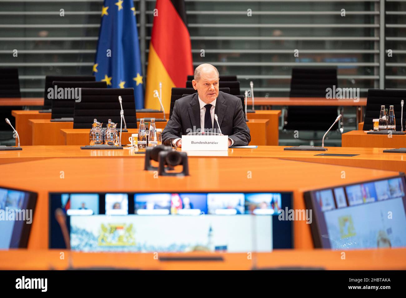 Berlino, Germania. 21st Dic 2021. Il Cancelliere OLAF Scholz (SPD) all'inizio della Conferenza dei presidenti dei Ministri sulla pandemia di Corona e la minaccia di una quinta ondata di Corona. Credit: Guido Bergmann/Bundesregierung/dpa/Alamy Live News Foto Stock