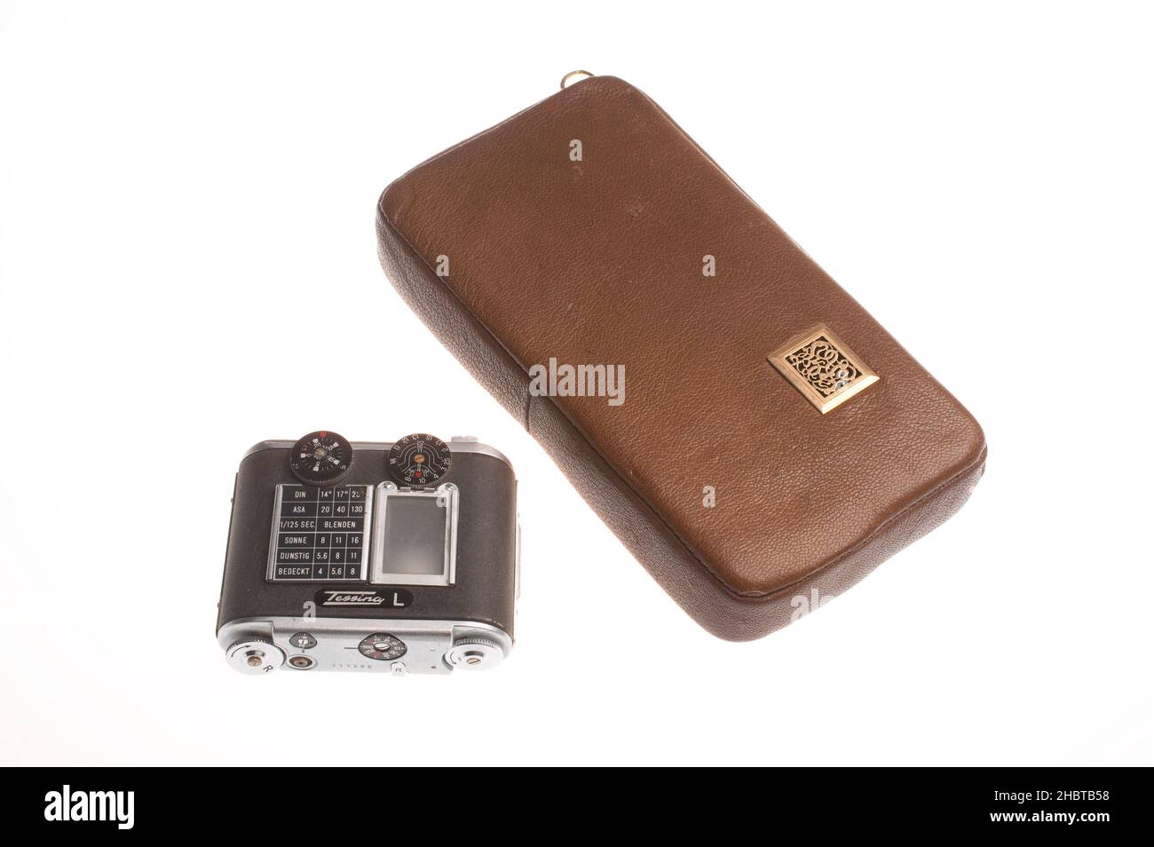 In questa busta da tabacco modificata è nascosta una telecamera miniaturizzata da 35mm film prodotta in Svizzera. Un meccanismo con avvolgimento a molla fa avanzare la pellicola tra le esposizioni (non noto quando è stata utilizzata) Foto Stock