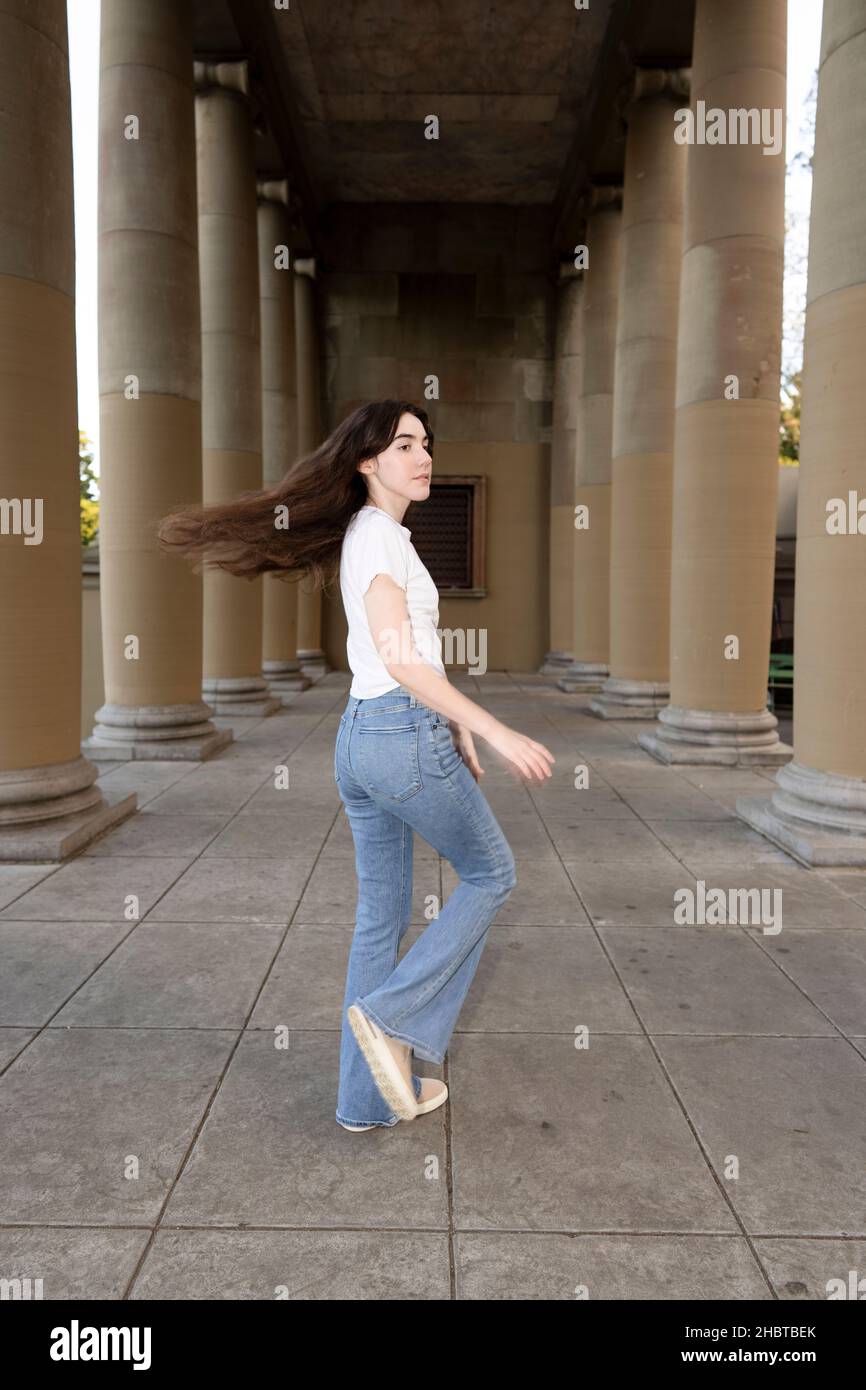 Teenage Woman che fa il jazz Dance si muove in una Loggia Foto Stock