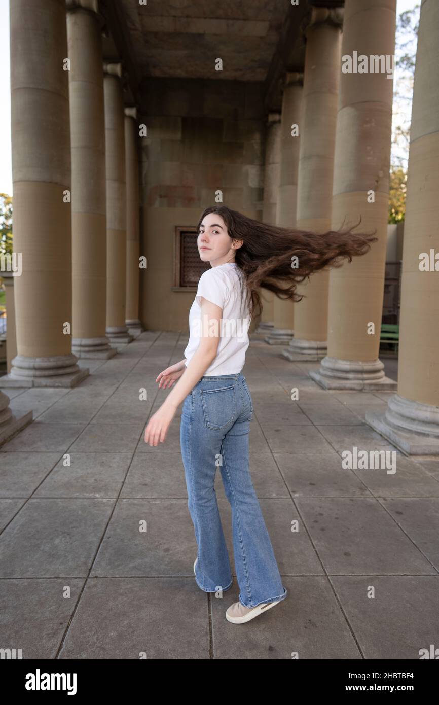 Teenage Woman che fa il jazz Dance si muove in una Loggia Foto Stock