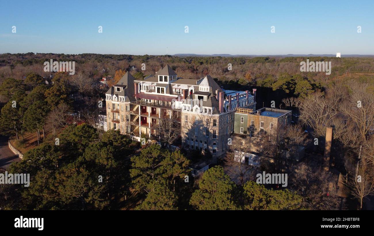 Fotografia aerea del Crescent Hotel di Eureka Springs, Arkansas, la mattina presto del 2021 novembre. Foto Stock