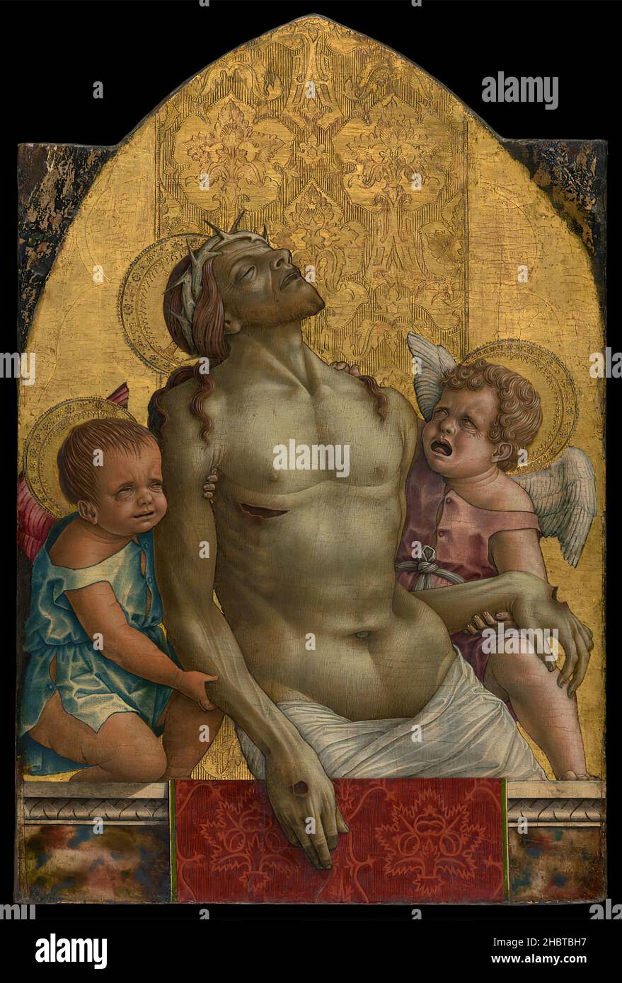 Cristo morto sostenuto da due Putti - 1470c. - Tempera all'uovo e oro lavorato su pannello 70,8 x 47,3 cm - Foto Stock