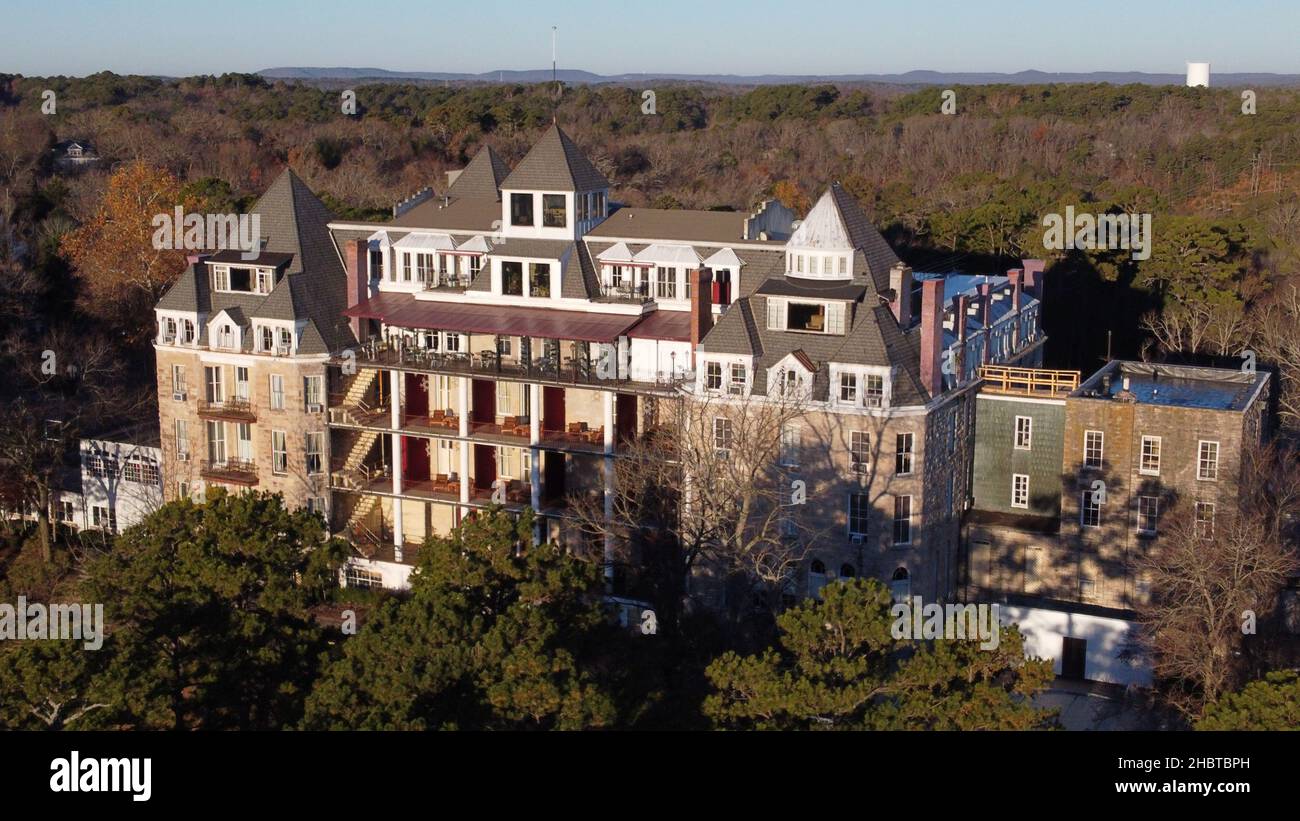Fotografia aerea del Crescent Hotel di Eureka Springs, Arkansas, nel novembre 2021. Foto Stock