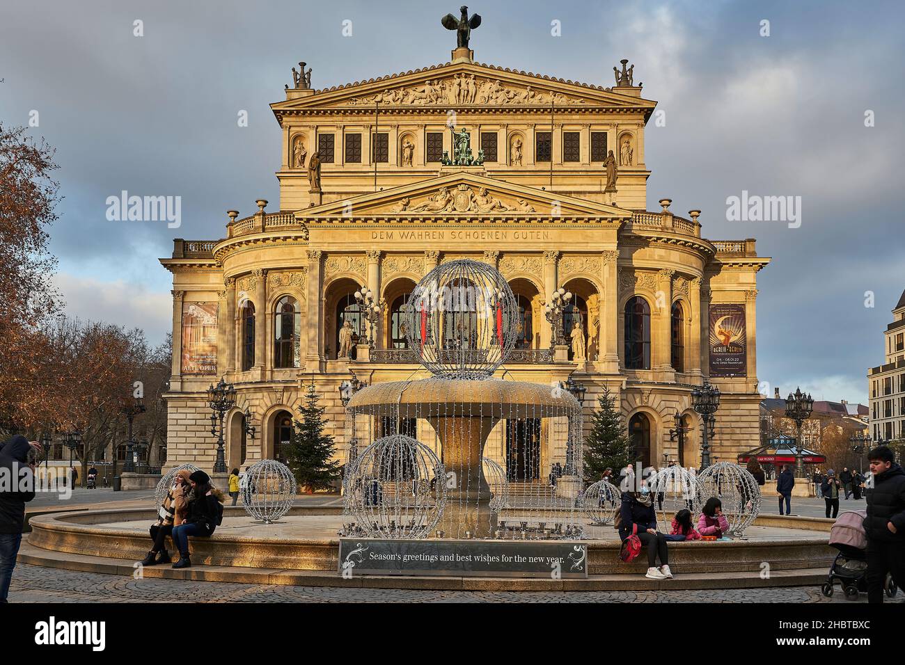 Lucae-Brunnen mit Weihnachtsdekoration, Seasonal Greetings, Alte Oper, Opernplatz, Innenstadt, Frankfurt am Main, Hessen, Deutschland, Europ Foto Stock