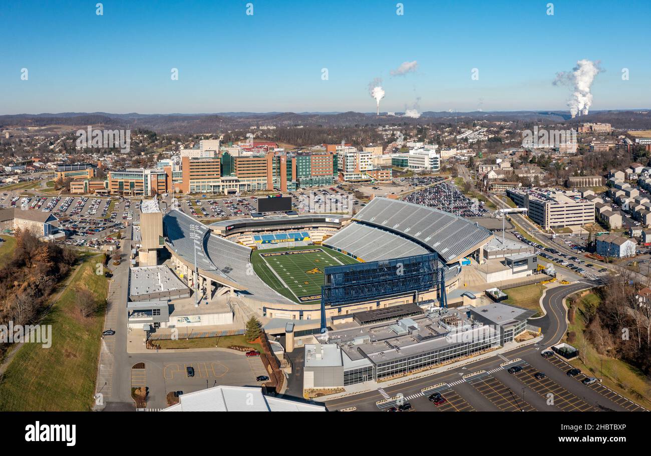 Morgantown, WV - 20 dicembre 2021: Veduta aerea dello stadio di calcio e dell'ospedale Puskar WVU di Milano Foto Stock