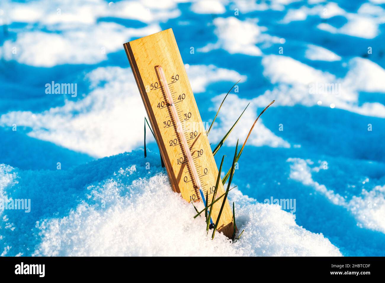 Termometro nella neve in inverno mostrando una temperatura negativa.le condizioni meteorologiche in un clima duro in inverno con aria bassa e tempe ambiente Foto Stock