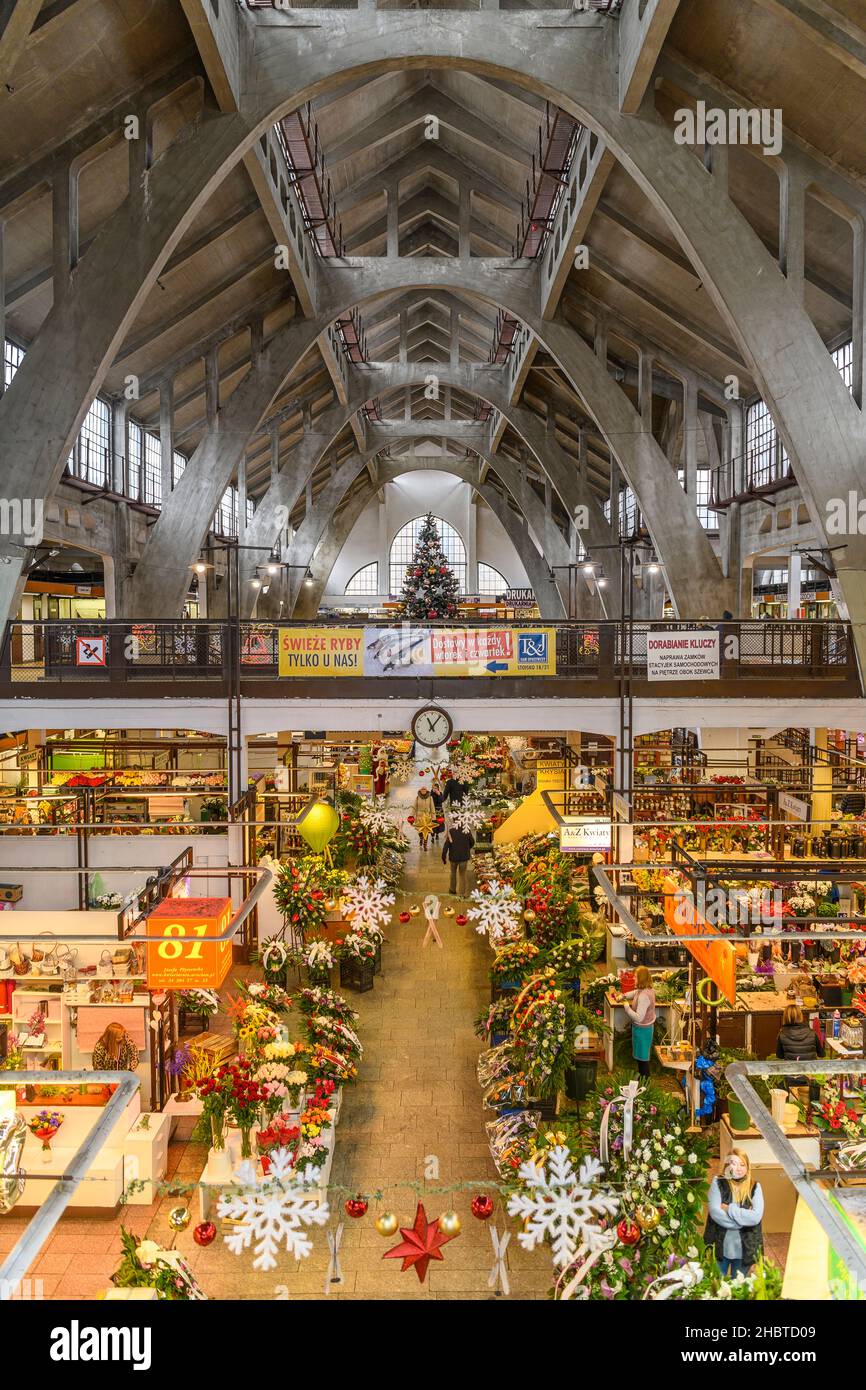 Wrocław Market Hall (Hala Targowa We Wrocławiu) progettato da Richard Plüddemann e completato nel 1908. Ricco di cibo, alimentari e bancarelle di Natale. Foto Stock