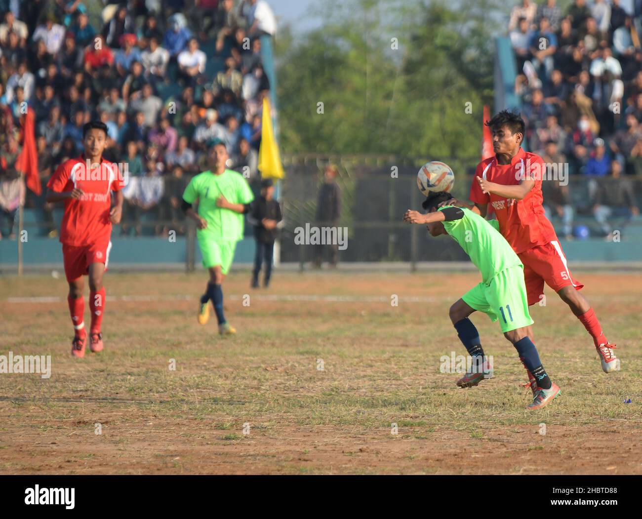 I giovani indigeni del distretto occidentale e dei distretti di Gomoti stanno giocando a calcio alla TFL (Tipra Football League) presso i distretti autonomi. Agartala. Tripura, India. Foto Stock