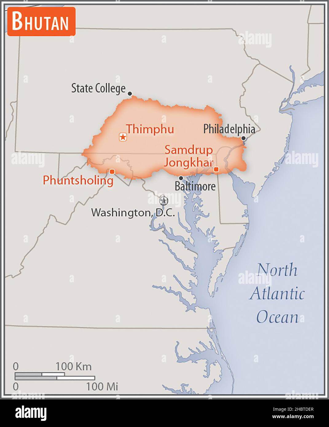 Mappa di Bhutan. Confronto delle aree di due paesi. L'area del Bhutan con le città più grandi (rosso) sovrappone l'area degli Stati Uniti d'America (sfondo grigio) ca. 17 febbraio 2017 Foto Stock