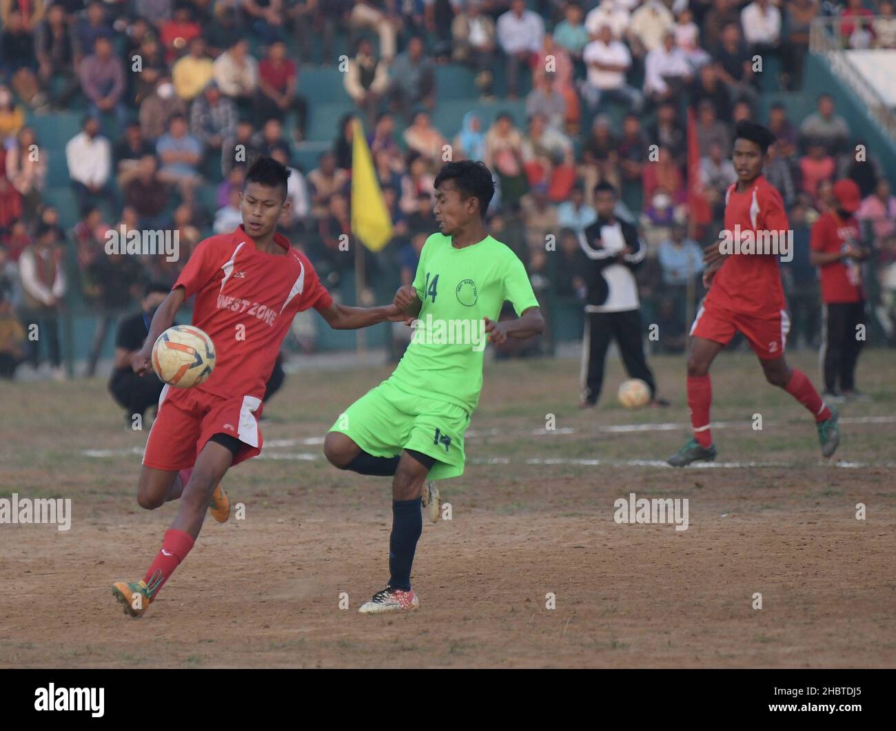 I giovani indigeni del distretto occidentale e dei distretti di Gomoti stanno giocando a calcio alla TFL (Tipra Football League) presso i distretti autonomi. Agartala. Tripura, India. Foto Stock