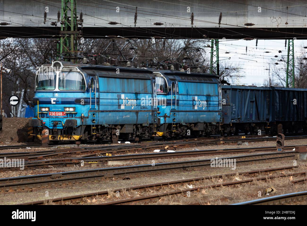 Budapest, Ungheria - 13 marzo 2021: Trasporto ferroviario internazionale. Carro ferroviario per il trasporto merci alla stazione ferroviaria. Trasporto e spedizione globale. Foto Stock