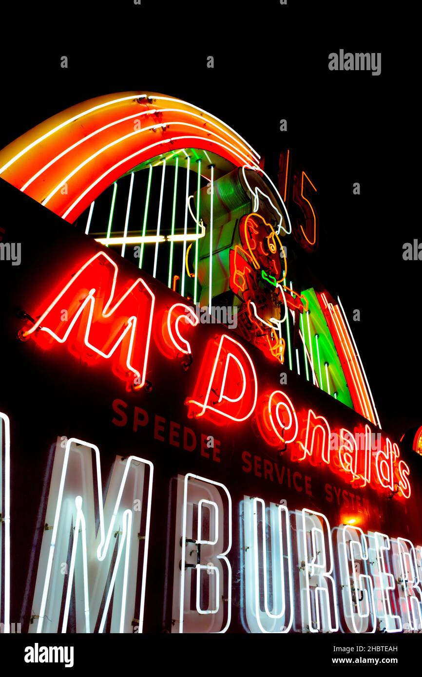 Originale segno al neon illuminato multicolore degli hamburger McDonalds Foto Stock