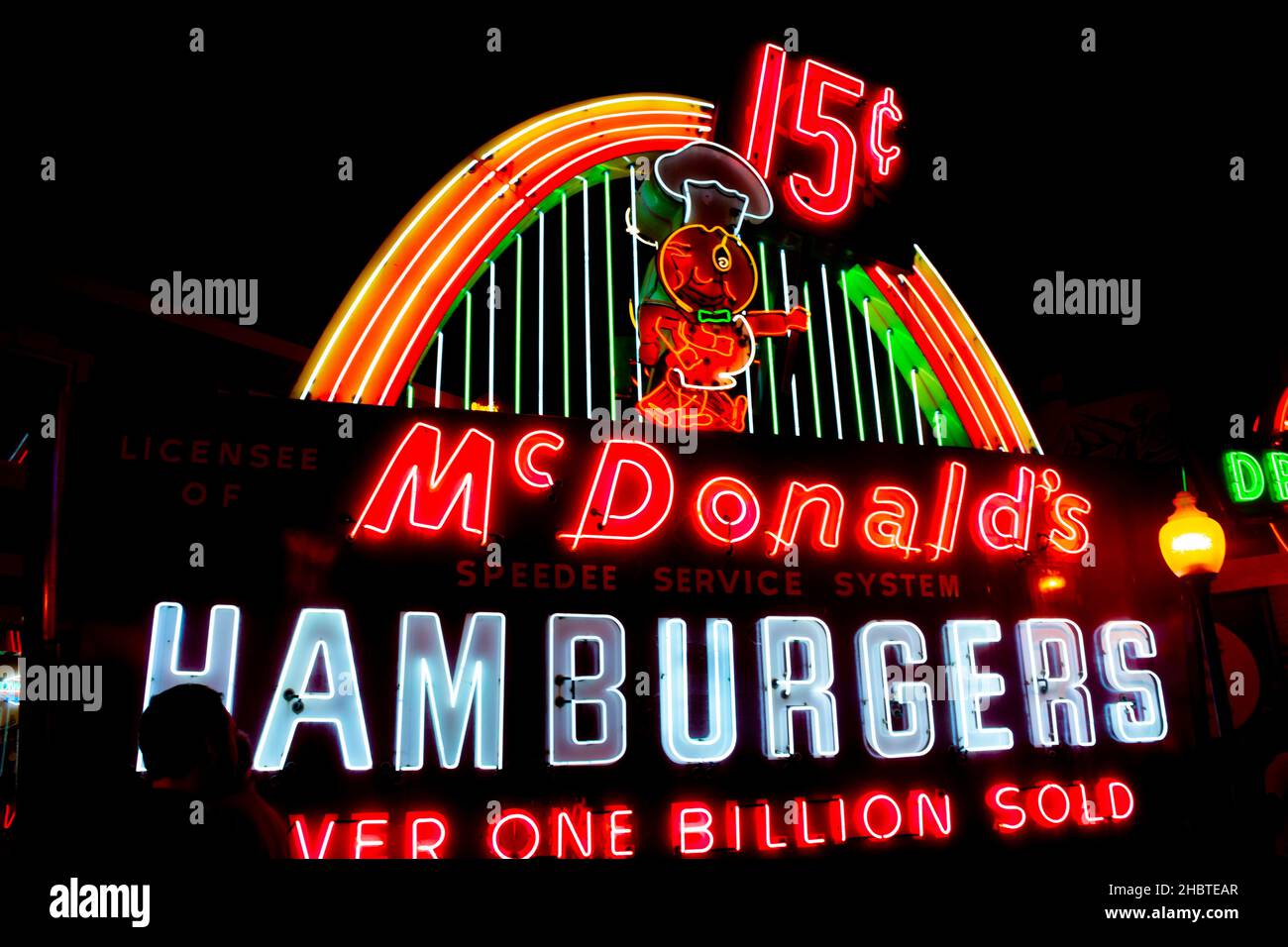 Originale segno al neon illuminato multicolore degli hamburger McDonalds Foto Stock
