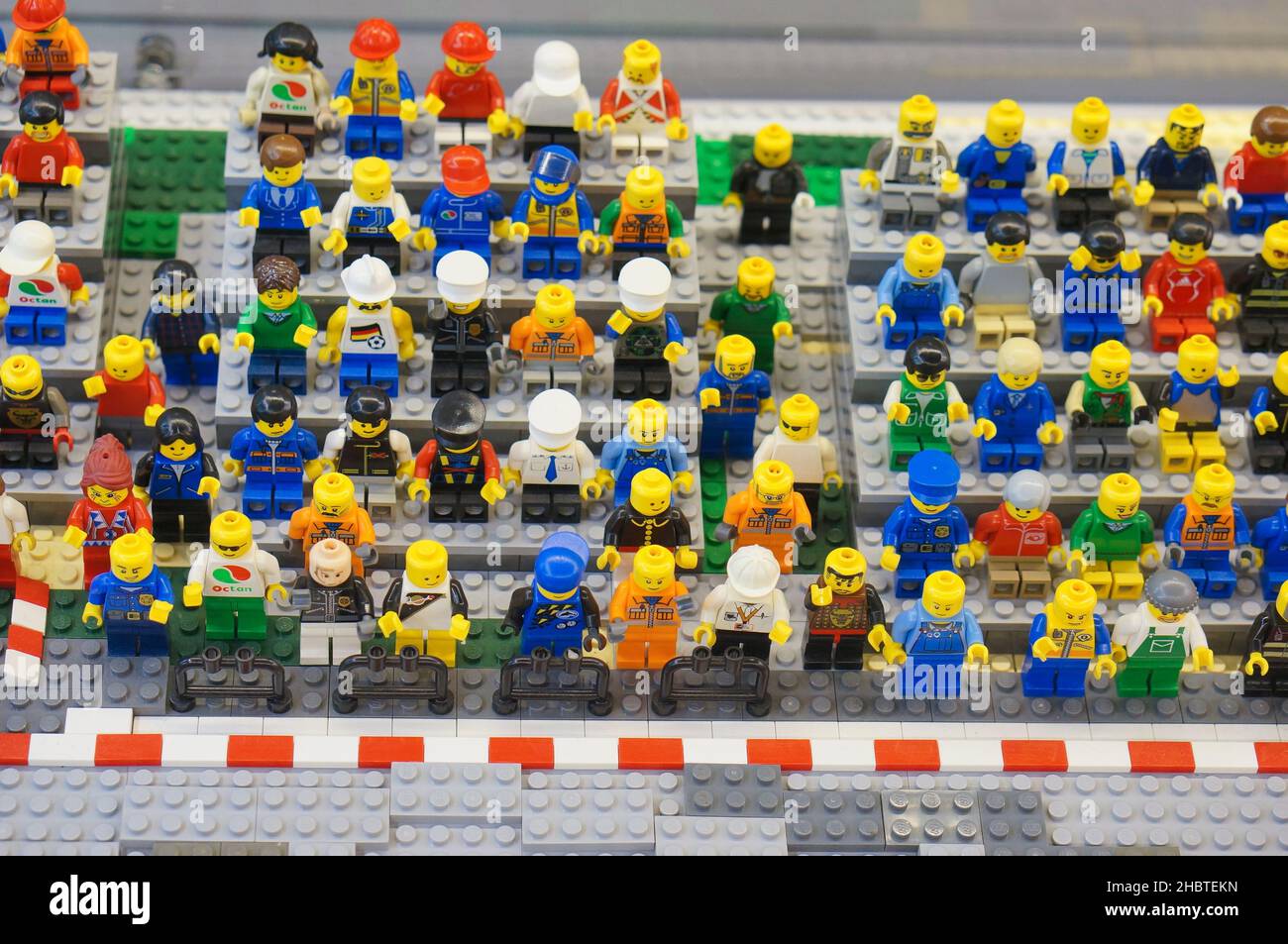 POZNAN, POLONIA - 28 apr 2018: Molti Lego figure spettatori seduti su una  tribuna e guardando una gara di corse Foto stock - Alamy