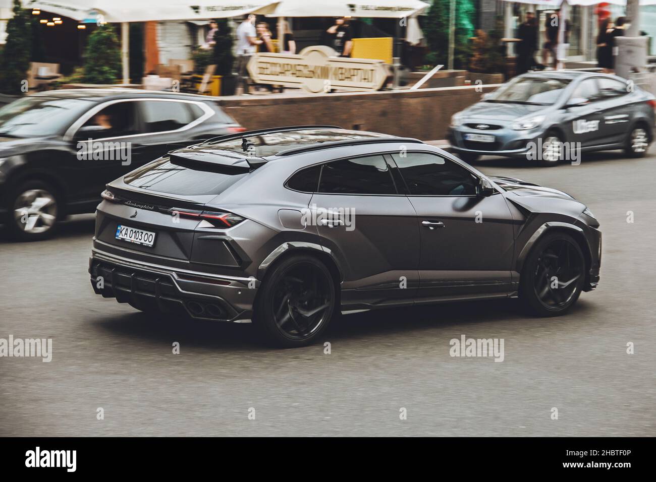 Kiev, Ucraina - 12 giugno 2021: Nero lusso super SUV Lamborghini Urus Topcar Design in movimento. Lamborghini Urus SSUV sulla strada. Auto sintonizzata Foto Stock