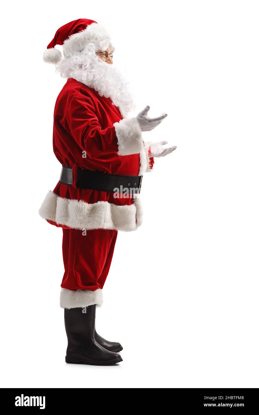 Scatto di Babbo Natale a tutta lunghezza gesturando con le mani e parlando isolato su sfondo bianco Foto Stock