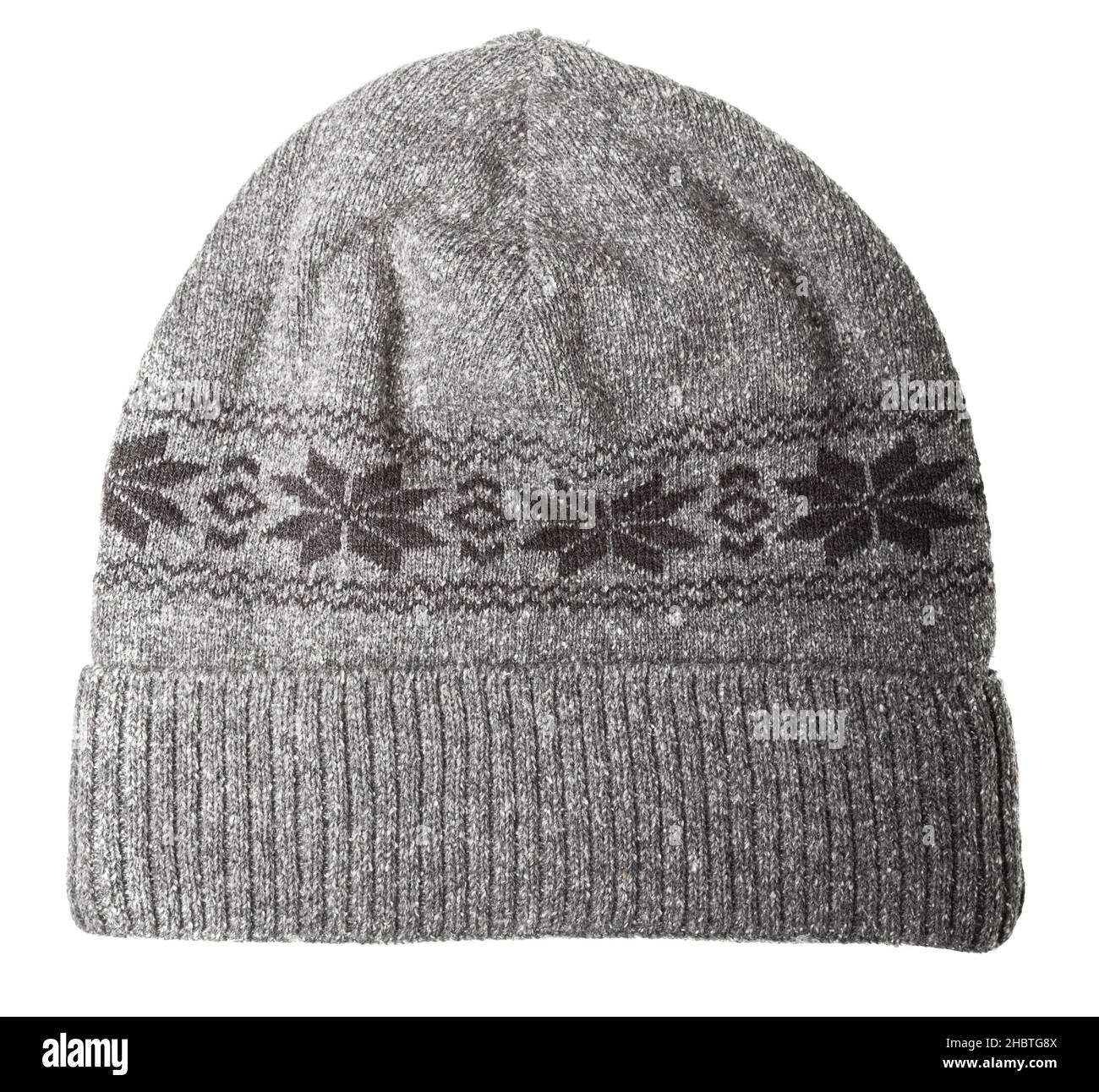 Cappello da berlina invernale a maglia calda e confortevole in stile scandinavo decorato con motivo a maglia norvegese (Selburose) isolato sul backgrou bianco Foto Stock