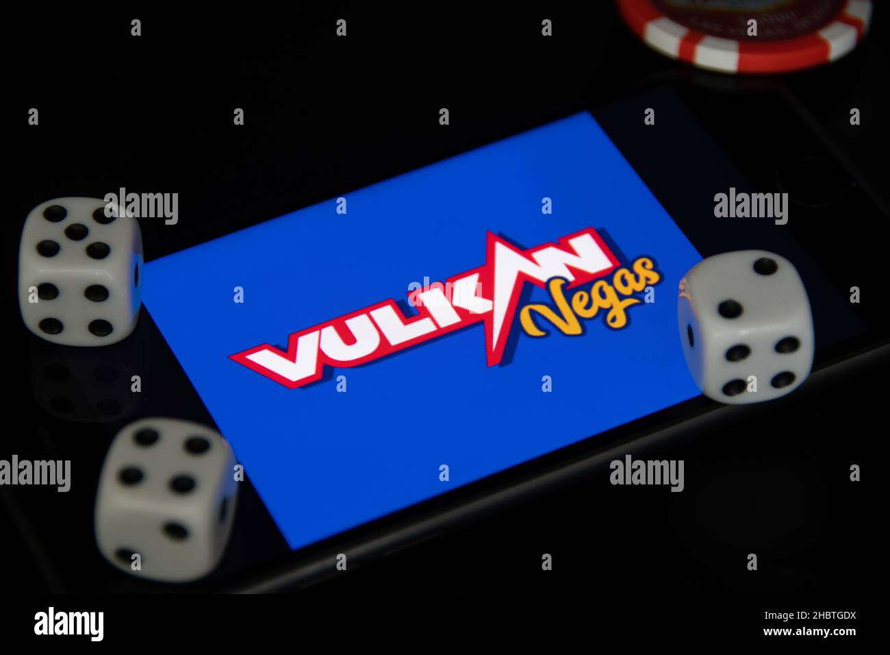 Rheinbach, Germania 4 maggio 2021, primo piano del logo 'Vulkan Vegas' con alcuni dadi Foto Stock