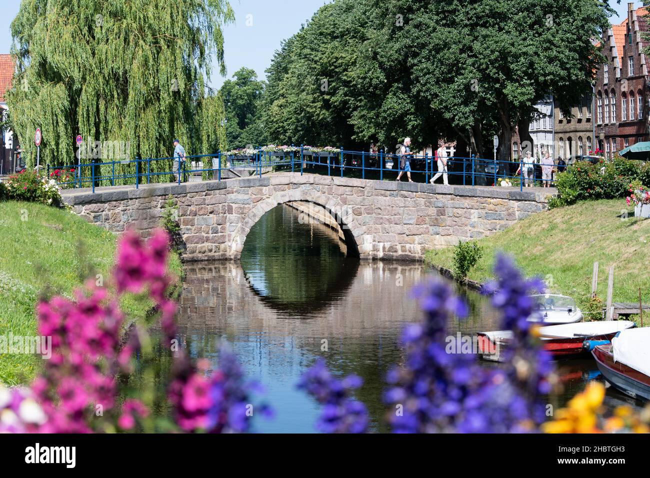 RHEINBACH, GERMANIA 26 giugno 2020 i canali con un ponte e le case nella città di Friedrichstadt Foto Stock