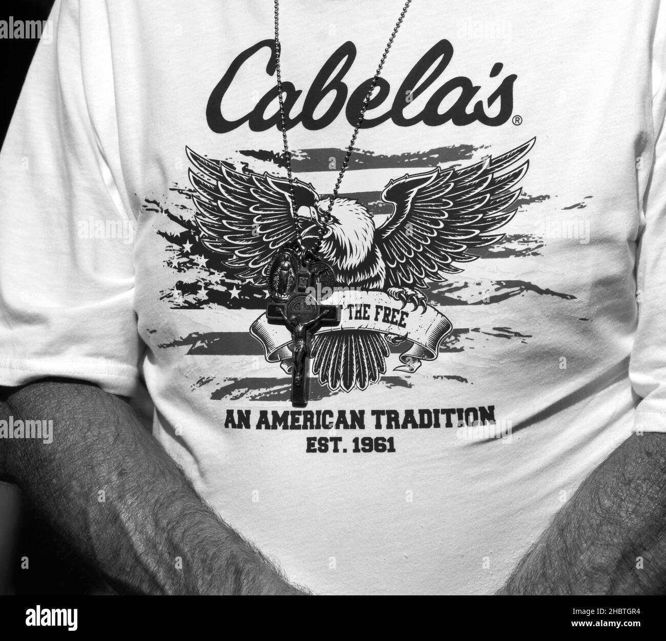 Un uomo indossa una T-shirt di Cabela a Santa Fe, New Mexico. Cabela's è una catena americana di negozi di articoli sportivi e ricreativi all'aperto. Foto Stock