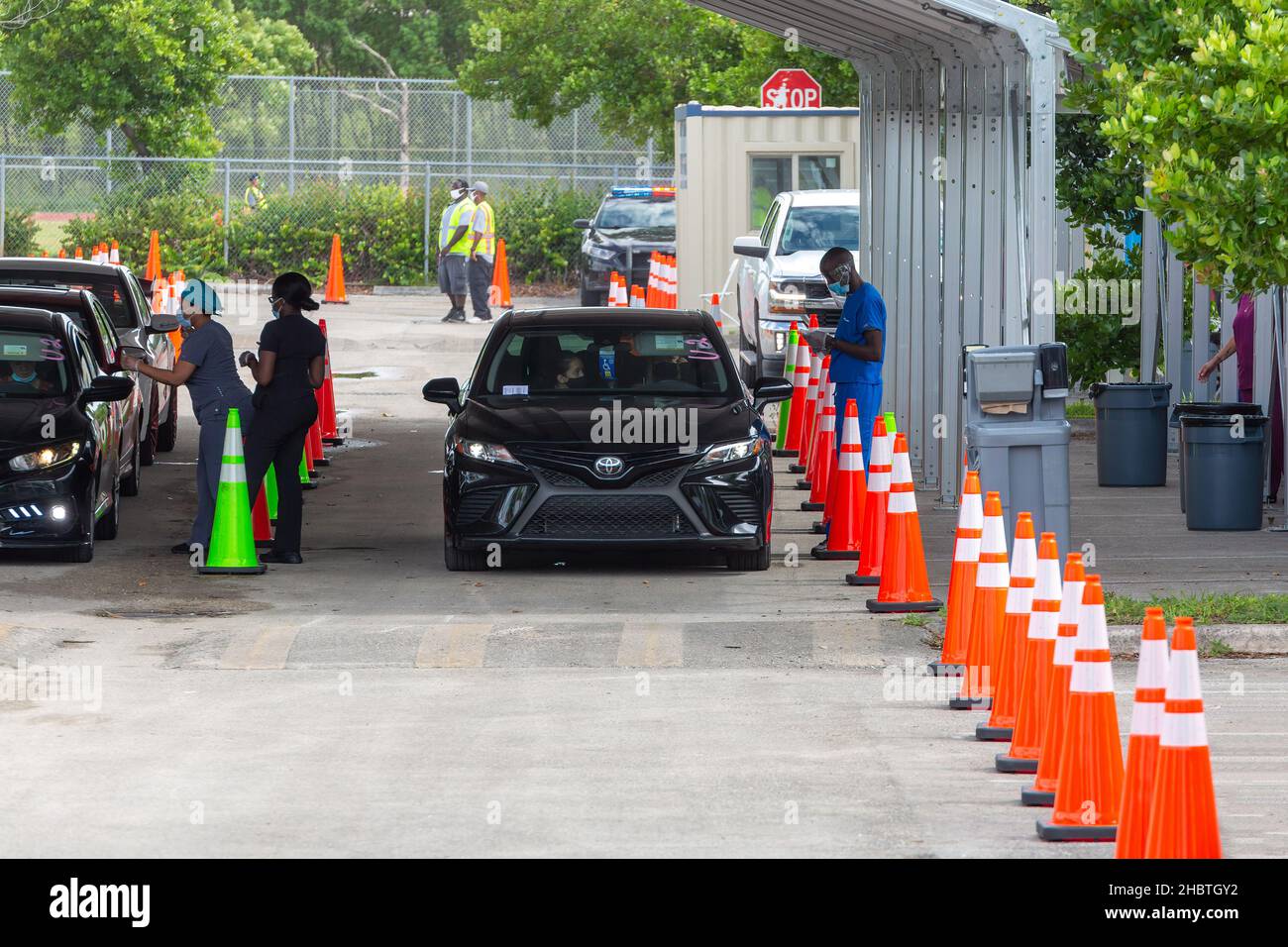 Miami, Florida, Stati Uniti. 21st dicembre 2021. Lunga linea di auto presso il sito COVID-19 per test e vaccini nella Florida meridionale. La Florida ha riportato un aumento di oltre 18.000 nuovi casi omicron Variant COVID-19 rispetto agli ultimi due giorni. Credit: Yaroslav Sabitov/YES Market media/Alamy Live News Foto Stock