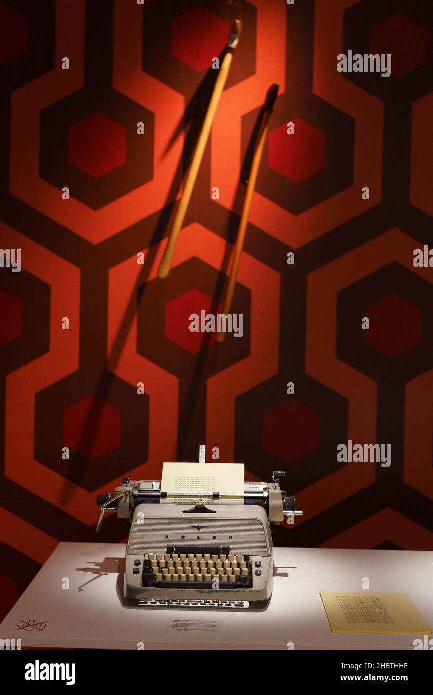 Madrid, Spagna. 21st Dic 2021. La macchina da scrivere jack Torrance's adler del film The Shining visto durante la presentazione della mostra su Stanley Kubrick che riunisce più di 600 pezzi di materiale audiovisivo, prop, modelli, sceneggiature, Costumi .- che propongono di entrare nel cervello del regista e scoprire le chiavi del suo lavoro e che può essere visto nel Círculo de Bellas Artes a Madrid, Spagna. (Foto di Atilano Garcia/SOPA Images/Sipa USA) Credit: Sipa USA/Alamy Live News Foto Stock