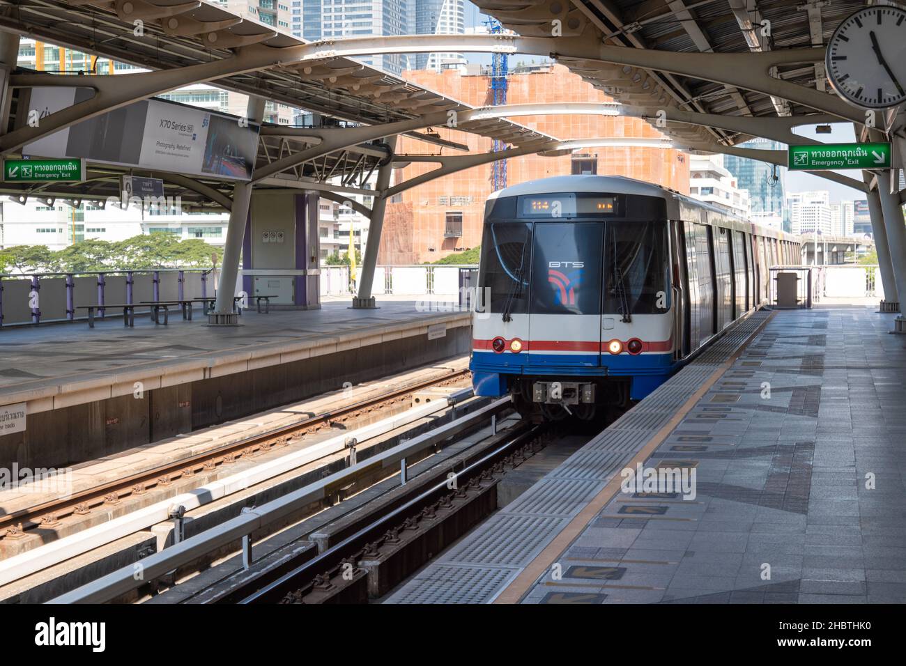 Bangkok, Thailandia - Dicembre 2021: BTS Skytrain alla piattaforma. BTS è Bangkok Transit System treni sulla ferrovia i la capitale della Thailandia Foto Stock