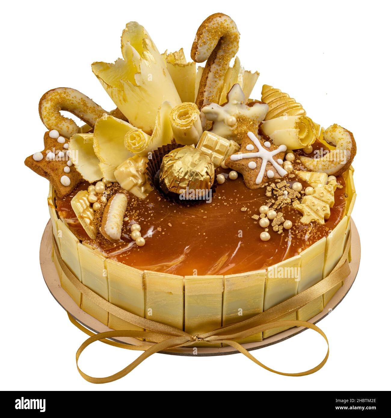 Torta al cioccolato bianco con pan di zenzero su sfondo bianco Foto Stock