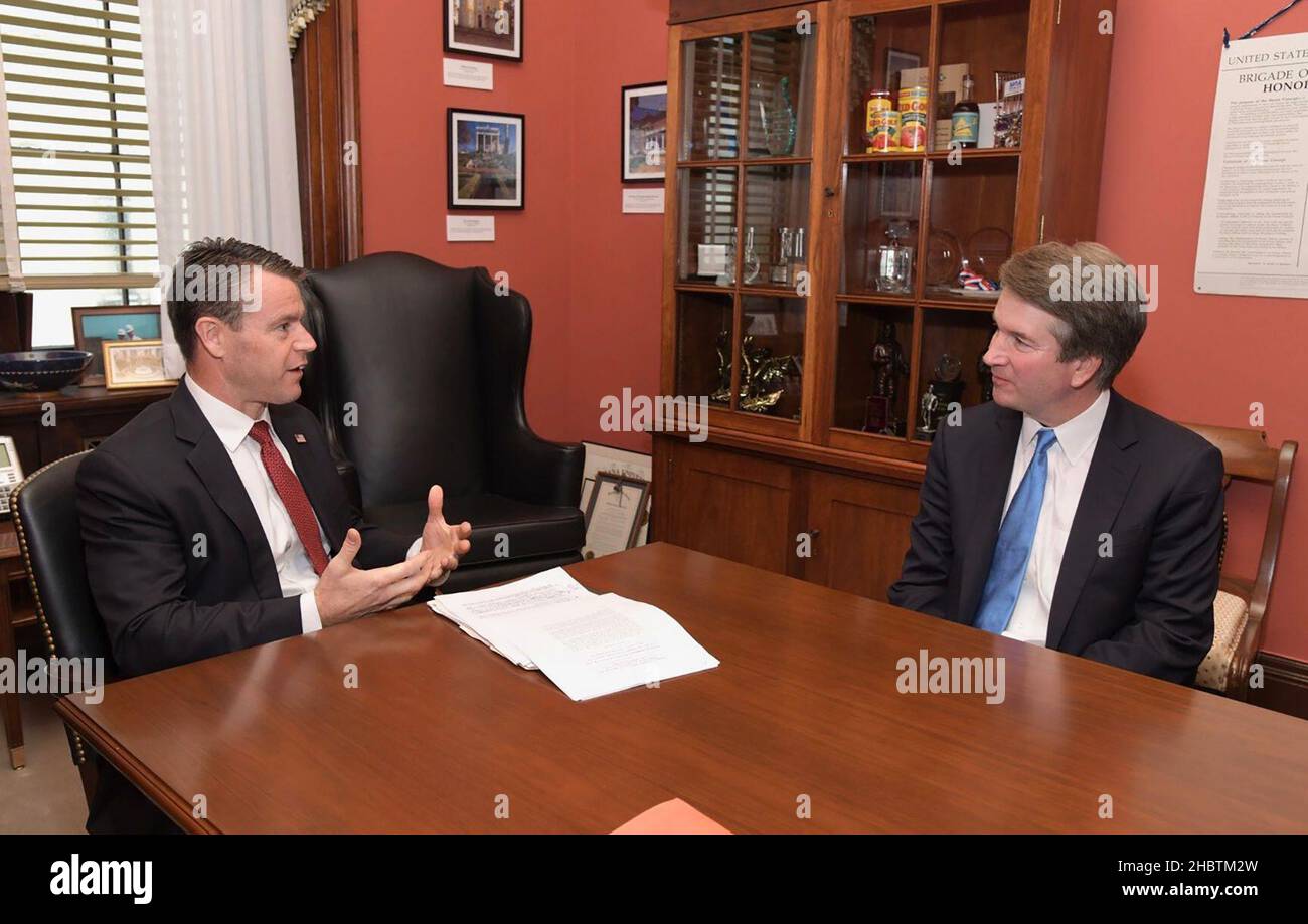 Brett Kavanaugh e il senatore Todd Young ca. 17 luglio 2018 Foto Stock